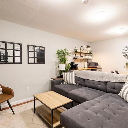 Adorable 2-Bedroom Modern Basement DEN Esterno foto