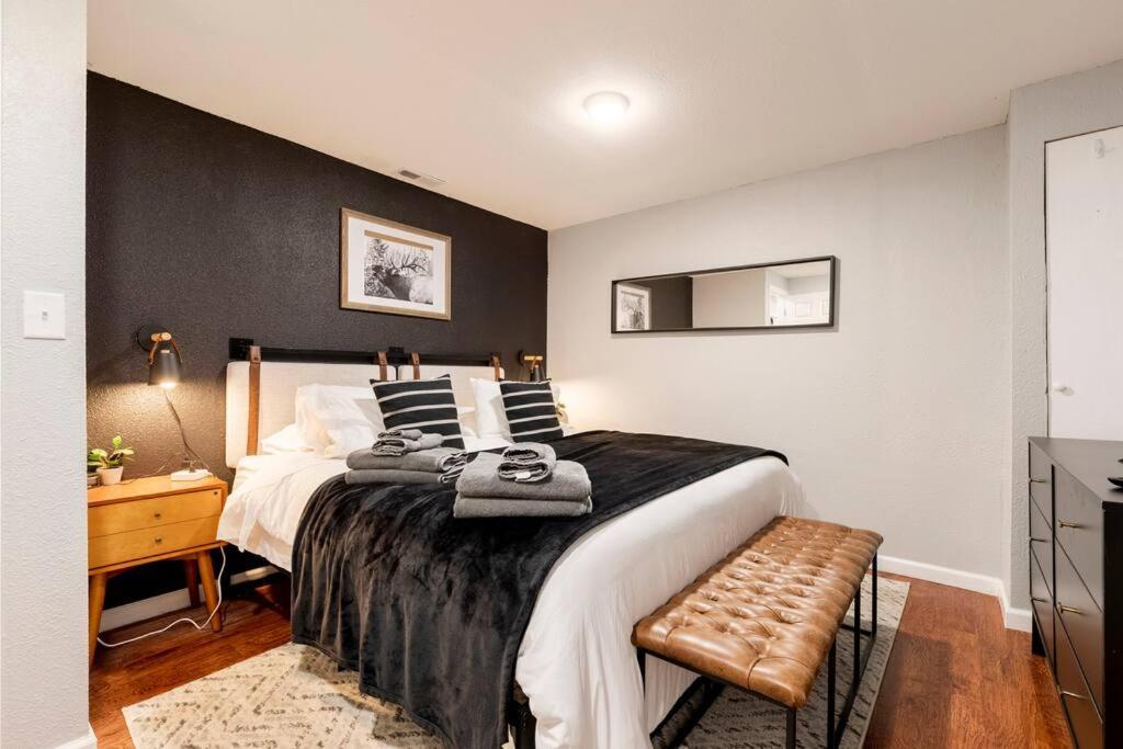 Adorable 2-Bedroom Modern Basement DEN Esterno foto