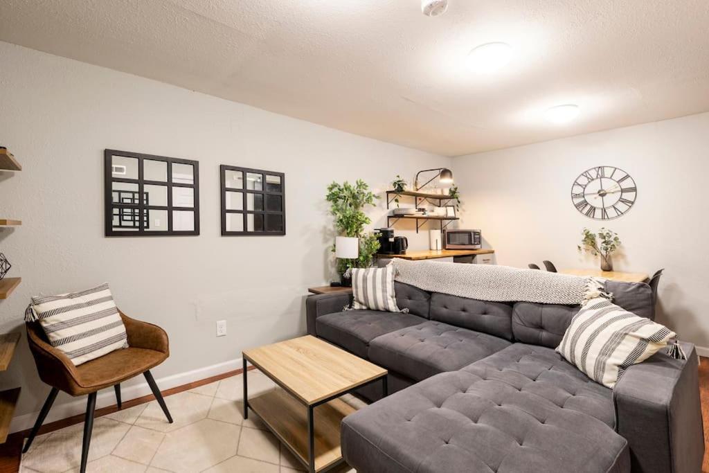 Adorable 2-Bedroom Modern Basement DEN Esterno foto