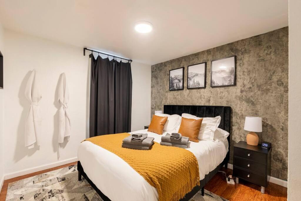 Adorable 2-Bedroom Modern Basement DEN Esterno foto