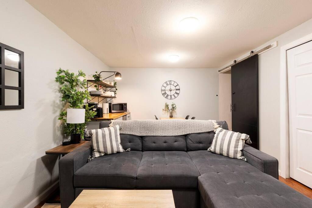 Adorable 2-Bedroom Modern Basement DEN Esterno foto