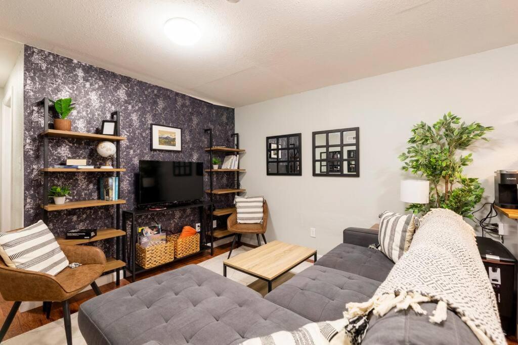 Adorable 2-Bedroom Modern Basement DEN Esterno foto
