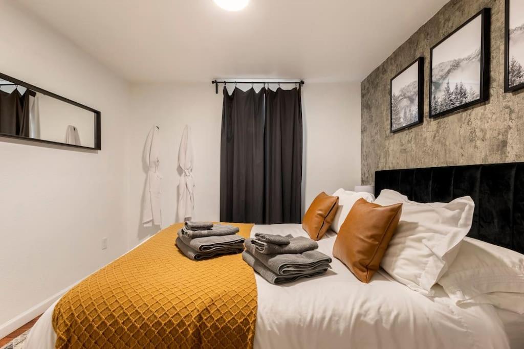 Adorable 2-Bedroom Modern Basement DEN Esterno foto